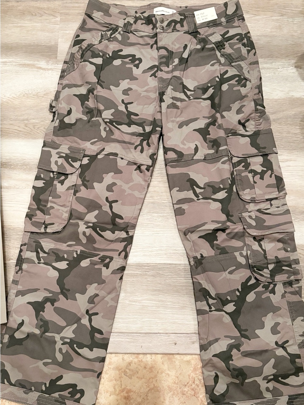 NWT ABERCROMBIE RELAXED CARGO PANTS - Picture 2 of 5